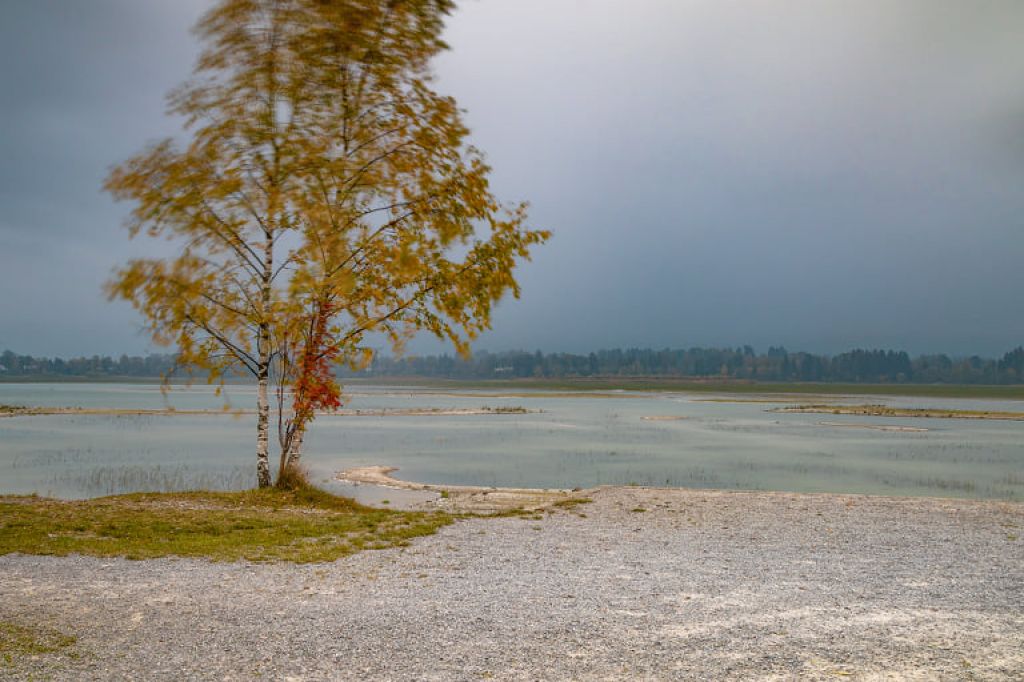 Der Forggensee - Nur von Juni bis Oktober hat er seine volle Stauhöhe. Im Winter steht er leer und Ihr könnt den Grund durchlaufen.  - © Loc Hoang